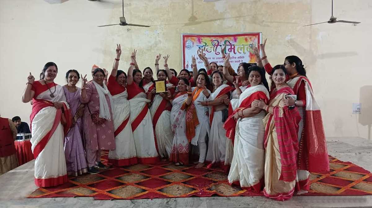 उत्तराखंड सांस्कृतिक समिति के होली मिलन समारोह में महिला मंडलियों ने जमाया रंग